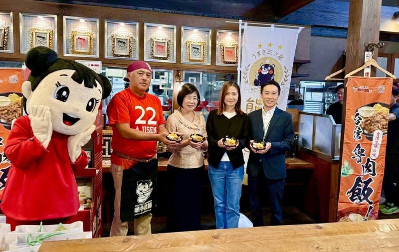 農村發展及水土保持署推動「農村好物」品牌國際化，22日與日本熊本縣連鎖品牌味千拉麵合作，在旗艦店舉辦台灣滷肉飯亮相記者會，味千拉麵社長重光克昭（左）、農業部國際事務司長蕭柊瓊（左2）主持。（農村發展及水土保持署提供）