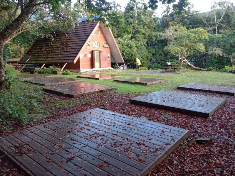 玉山國家公園管理處與大東電業廠公司合作，更新瓦拉米山屋的太陽能光電設備。圖為瓦拉米山屋現況。（國家公園署提供）