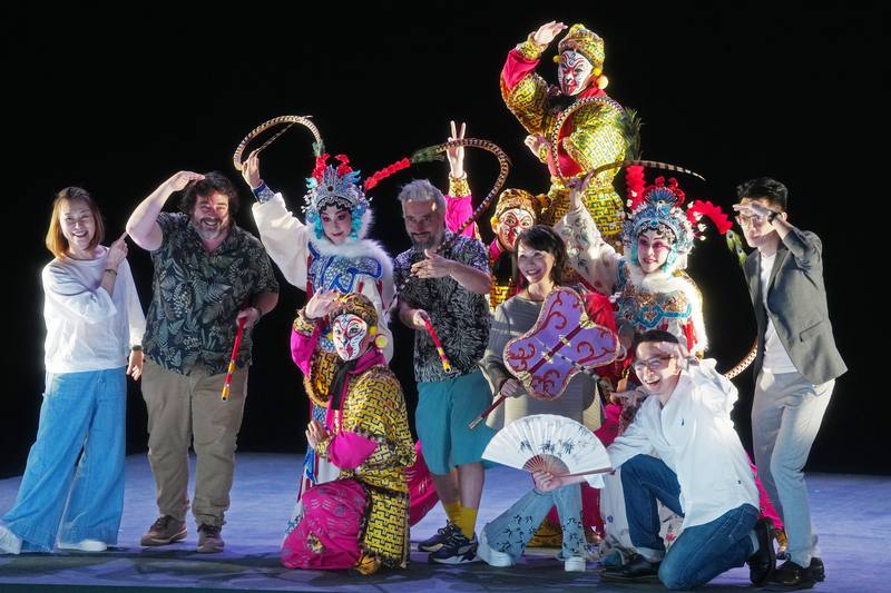 國光劇團台法合製京劇「公主與她的魔法扇」8月起將登台演出，團長張育華（前右3）與導演彭俊綱（前右2）、法國里昂新一代劇場藝術總監馬修（Joris Mathieu，另譯：馬紹）（左2）、舞台裝置及燈光設計師布迪爾（Nicolas Boudier）（2排左4）與演員22日出席記者會並合影