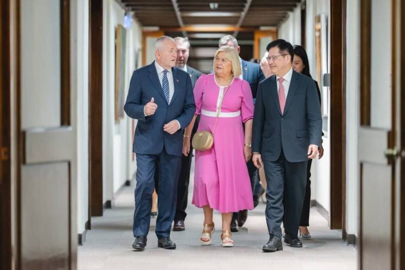 外交部長林佳龍（右）22日午宴歡迎愛爾蘭眾議院副議長暨國會友台小組主席麥基尼斯（John McGuinness，另譯：馬基尼士）（左）率領的訪問團。（外交部提供）