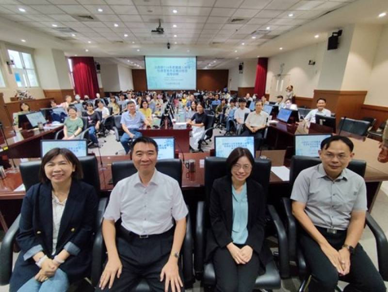 洪司長信旭(中)、林副司長秀敏(右一)歐視察惠婷(左一)、沈科長上凱(右二)及受訓觀護人合照