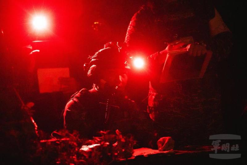 操演過程中，砲兵部隊持續透過通信及觀測修正彈著