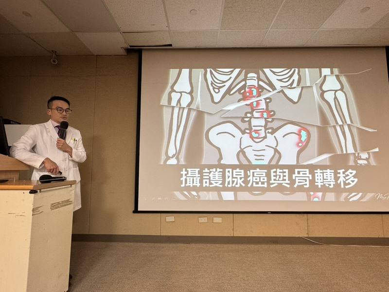 攝護腺癌是男性第3大癌症，三軍總醫院泌尿外科主治醫師楊明昕（圖）23日在「打造全台首創攝護腺癌骨轉移照護模式」記者會中指出，因初期沒有明顯症狀，有1/3患者確診時已發生遠端轉移，其中最常見骨轉移