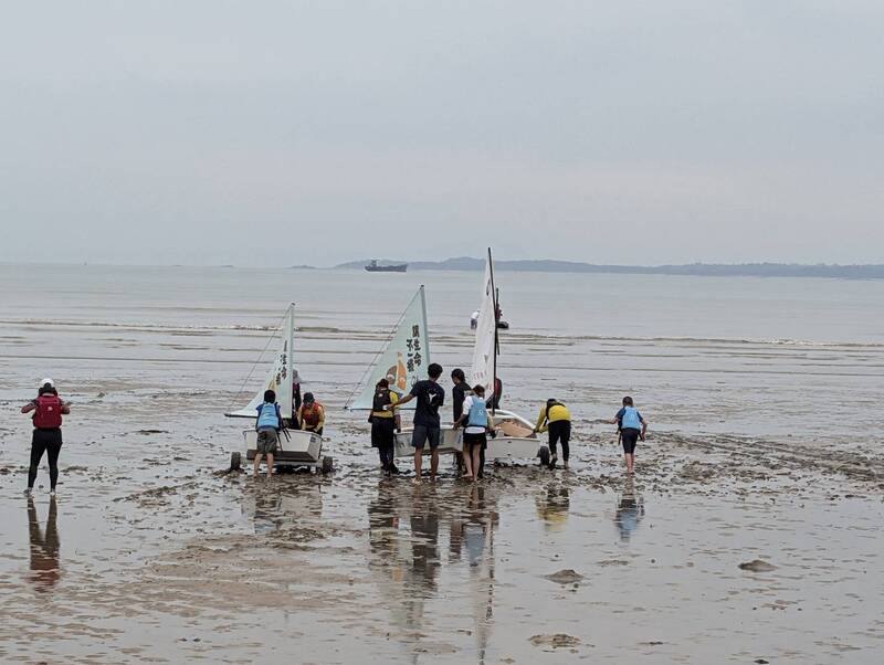 宜蘭縣岳明國民中小學師生近日在金門料羅灣進行帆船移地訓練與交流活動，岳明國中小學生也帶領金門學子學習如何操作帆船