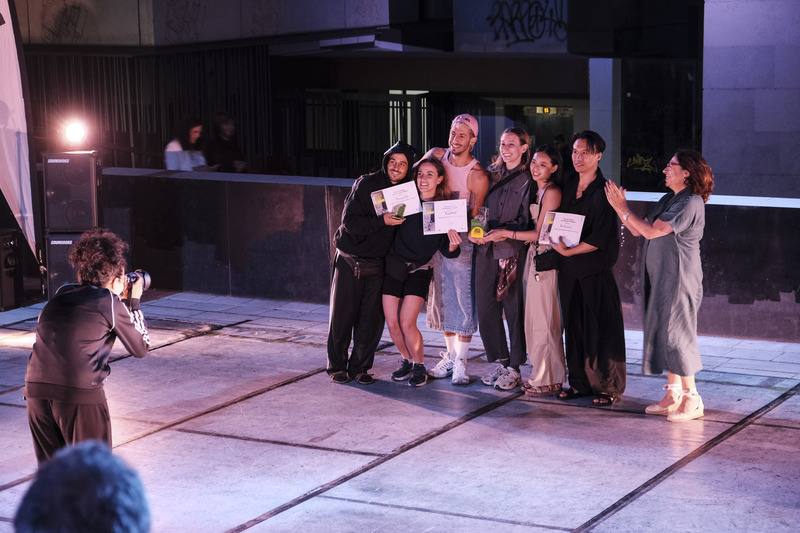 台灣舞蹈家絲釋民（右2）與游馨琁（右3）21日以共創舞作「KOWAW鷹」在西班牙布爾戈斯「朝聖之路舞蹈節」大賽中，與西班牙舞蹈團隊Marcat Dance舞成平手，共享觀眾票選首獎，3組競賽團隊在頒獎典禮合影