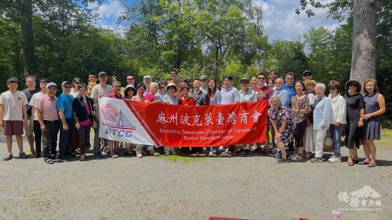 波克萊臺灣商會會長陳奕如（右10）請波士頓文教中心主任高家富（右9）和商會成員合影