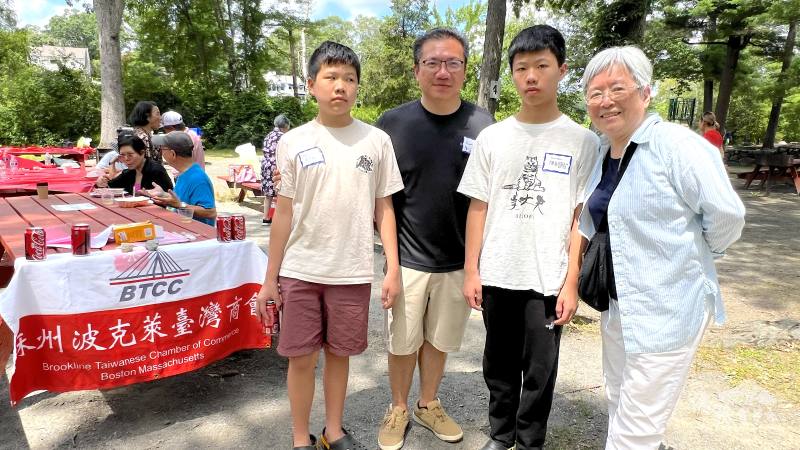 開有3間中醫診所的陳冠中，應波克萊臺商會前會長楊羅東之邀，帶著2個小孩參加活動