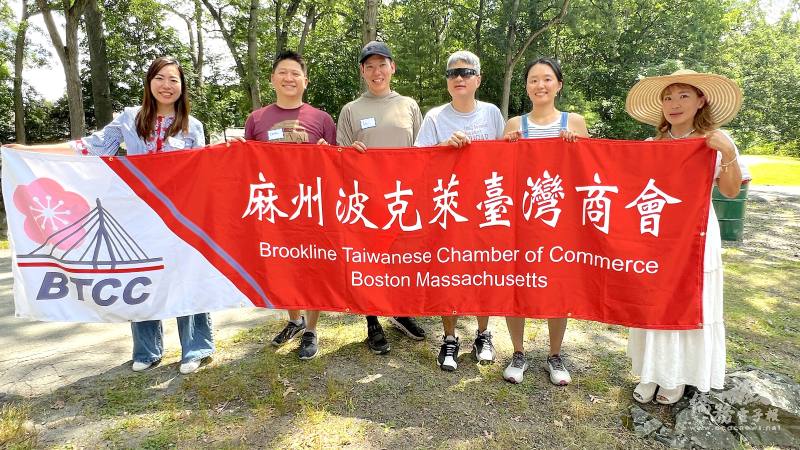 波克萊臺灣商會會長陳奕如（左起），數位組組長葉南谷，活動組組長夏承賢，財務李孟潔，活動組員郭書妤，秘書長王嬿淑是野趣日的工作團隊主力