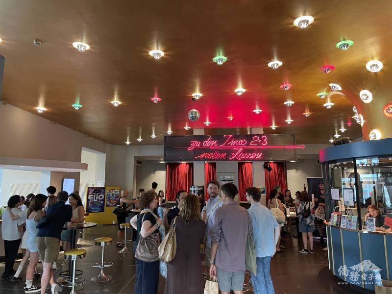 經典電影《藍色大門》經過20多年魅力不減，吸引上百位觀眾前來觀影