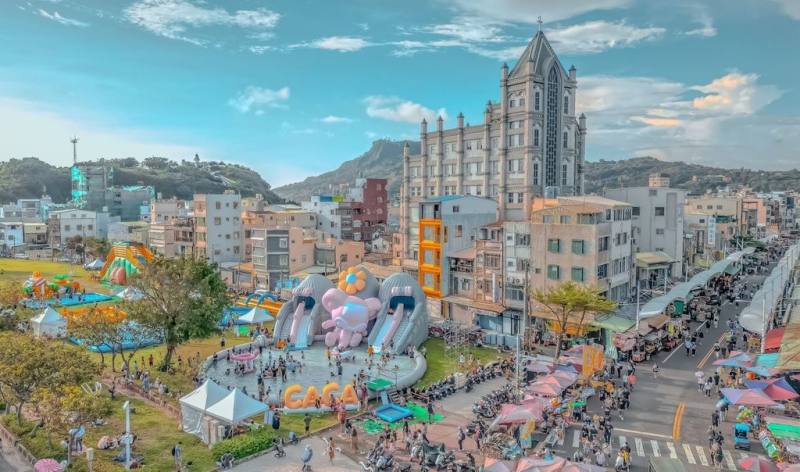 高雄市觀光局舉辦「2025旗津風箏節暨氣墊水樂園」活動，其中氣墊水樂園將於26日登場，歡迎民眾安排暑假行程到高雄玩。（高雄市觀光局提供）