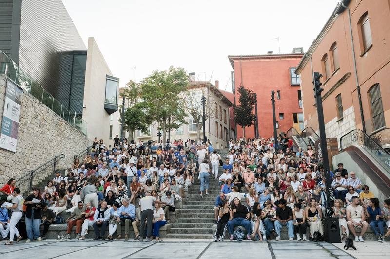 西班牙「朝聖之路舞蹈節」21日在朝聖之路上的著名古城布爾戈斯銀行藝術中心（CAB）前戶外階梯廣場，進行競賽最終戰，當地民眾熱烈參與，人潮坐滿階梯