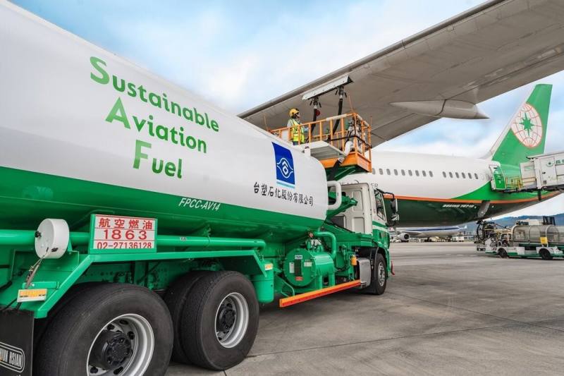 長榮航空宣布與台塑石化公司簽署合作備忘錄（MOU），自2026年起鎖定5年內超過2萬噸永續航空燃油的供應能量，持續朝2050年淨零碳排目標邁進。（長榮航提供）