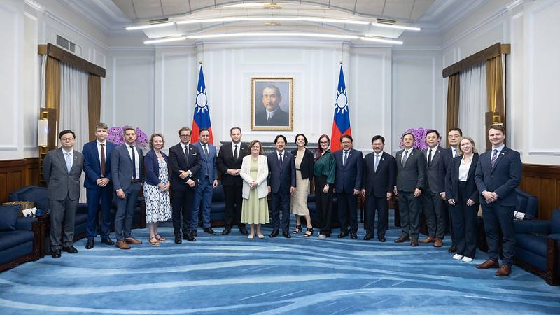 President Lai poses for a photo with an official delegation from the European Parliament’s Special Committee on the European Democracy Shield.
