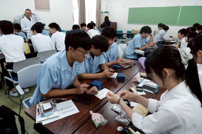 至田邊高校進行手工禮物贈送交流活動