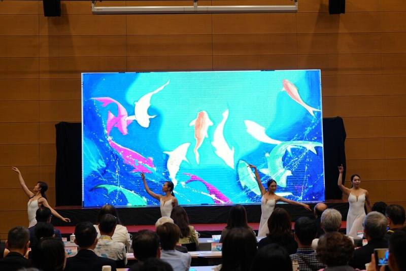 台灣芭蕾舞團表演劇照，背景為藝術家優席夫老師畫作「螢光」