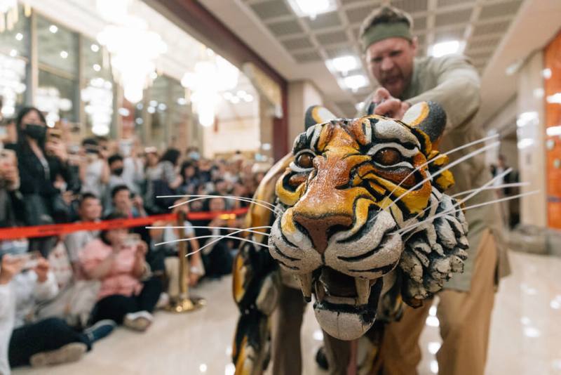 舞台劇「少年PI的奇幻漂流」台灣首演場場掌聲雷動，首週的演後戲偶見面會也成全場焦點，「理查．帕克」老虎霸氣現身，23日晚場是最後一場見面會。（兩廳院提供）