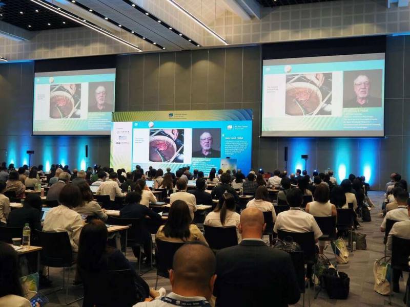 2025亞洲生技大會23日在台北南港展覽館開幕，唐獎生技醫藥獎得主延斯．祖爾．霍斯特（Jens Juul Holst）上午受邀出席「唐獎講座」，透過連線分享「GLP-1（類升糖素胜肽-1）的發現與GLP-1受體促效劑（GLP-1 RA）的最新研究成果」。（唐獎基金會提供）