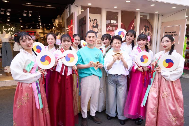 2025台中鍋烤節開放民眾票選人氣與鍋烤名店，投票數已逾100萬張，為感謝民眾熱烈參與，市府宣布，除7月29日起週週抽出鍋烤萬元券，8月1日也將抽出4組韓國來回機票，邀大家來趟韓國旅遊。（台中市政府提供）