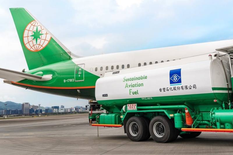 長榮航空宣布與台塑石化公司簽署合作備忘錄（MOU），自2026年起鎖定5年內超過2萬噸永續航空燃油的供應能量，持續朝2050年淨零碳排目標邁進。（長榮航提供）