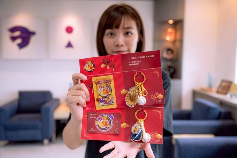 桃園大眾捷運公司表示，融合信仰與運動魅力的「2025媽祖趴」主題日，26日在樂天桃園棒球場舉行，將邀請金媽祖（中壢媽）搭乘機捷前往傳遞祝福應援，並同步開賣慶祝仁海宮建廟200週年，限量2000組紀念套票。（桃園大眾捷運公司提供）