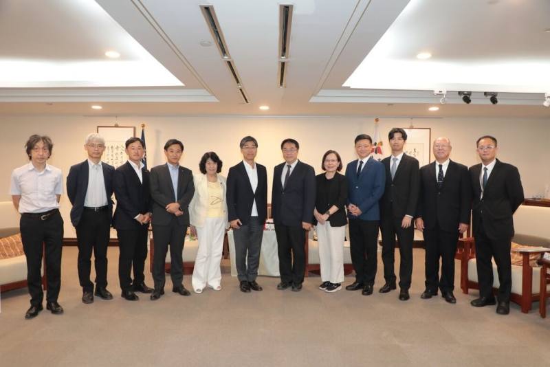 日本眾議員田嶋要（左6）等人22日前往拜會台南市長黃偉哲（右6），田嶋要除代表日本慰問台南災情，也盼未來雙方在天然災害應變、永續能源等領域攜手合作，共建更具韌性家園。（台南市政府提供）
