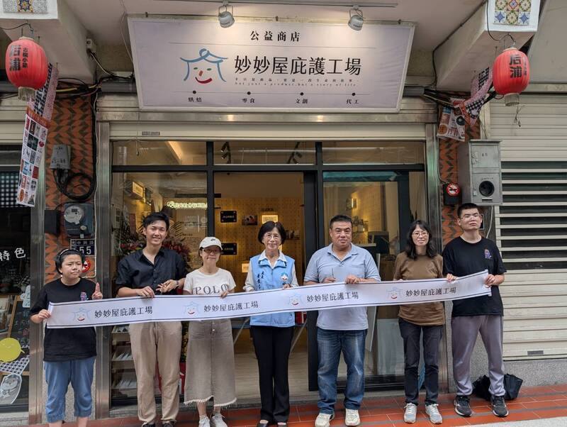 金門妙妙屋庇護工場後浦店22日開幕，以每日手作烘焙貝果為主打商品，並結合風獅爺、金門大橋、閩南建築、水獺等在地文化元素，推出多款庇護員親手包裝的觀光文創產品與果乾、燕麥棒等商品