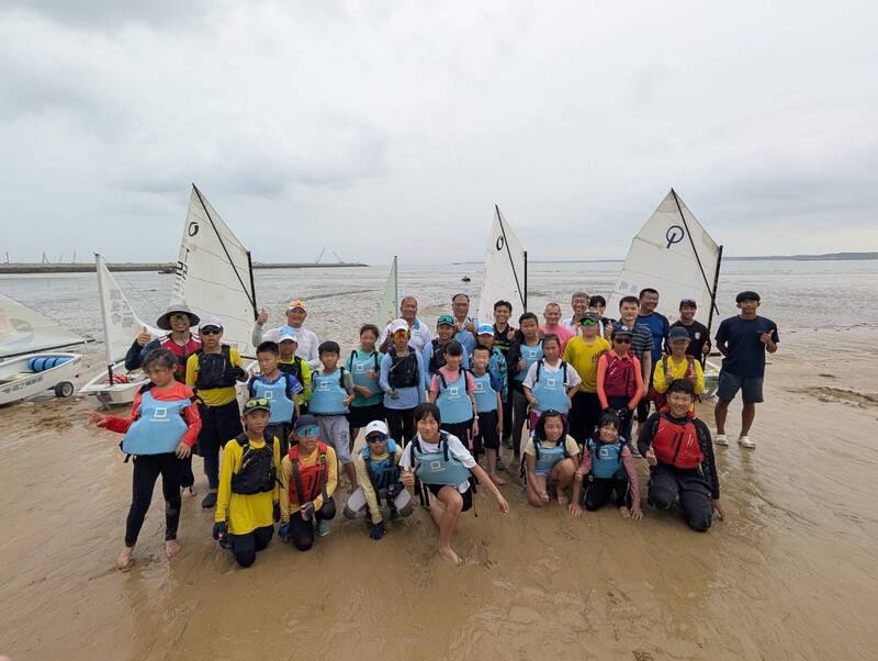 宜蘭縣岳明國民中小學師生近日在金門縣進行帆船移地訓練，並與當地學童展開交流