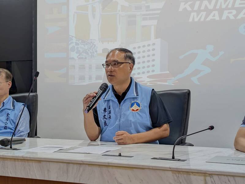 金門縣政府23日舉行2026金門馬拉松新聞發布會，副縣長李文良（中）說明賽事資訊，此次賽道除保有軍事氛圍，也重新規劃許多跑友懷念的伯玉路賽道