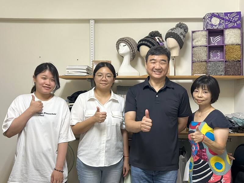 上比實業由熱愛登山、球類運動的陳詠霖（右2）與女兒陳盈呈（右3）共同創立，業務經理林庭安（右1）表示，上比早期供應太陽眼鏡、圍巾、手套等配件給本土美妝連鎖品牌，圖後牆上為當時風靡一時的魔術圍巾