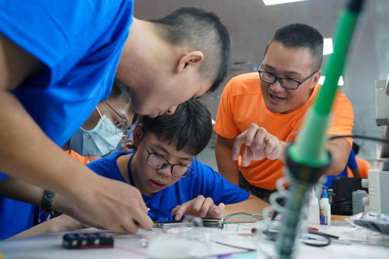 國科營學員22日在老師及隊輔的指導下，學習自製揚聲器