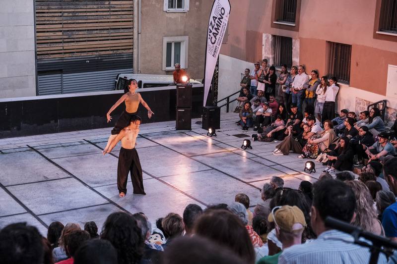 台灣舞蹈家絲釋民與游馨琁以共創舞作「KOWAW鷹」榮登西班牙「朝聖之路舞蹈節」大賽，沿路巡演19座歷史城鎮，21日晚間在終站布爾戈斯演出時感動全場，奪下觀眾票選第一名大獎