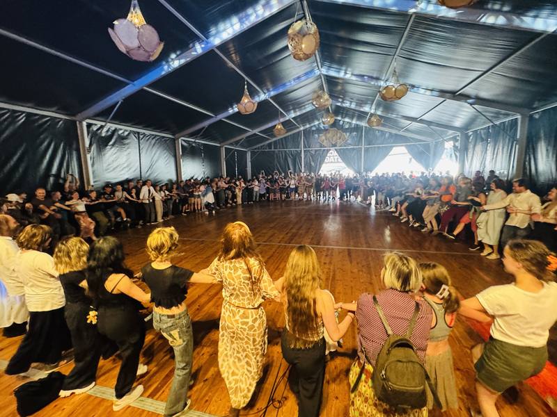 阿美族新生代創作歌手「吱吱（郭芝吟）」登上捷克最大多元音樂節Colours of Ostrava。除了音樂表演，吱吱還教導台下觀眾跳阿美族的大會舞，觀眾手拉手圍成巨大圓圈唱跳，場面壯觀