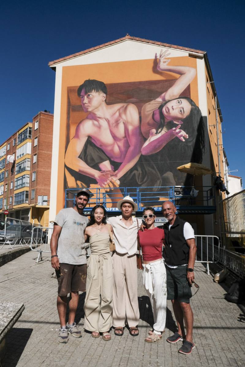 西班牙「朝聖之路舞蹈節」總監艾斯特班納茲（右1）將舞蹈藝術延伸至街頭藝術，邀請壁畫藝術家沙沙（左1），將台灣舞蹈家絲釋民（中）與游馨琁（左2）舞動的「鷹」姿，繪製在古城布爾戈斯市中心一棟民宅上，以巨幅壁畫生動保存來自台灣的舞蹈精神、以及跨越國界的文化連結