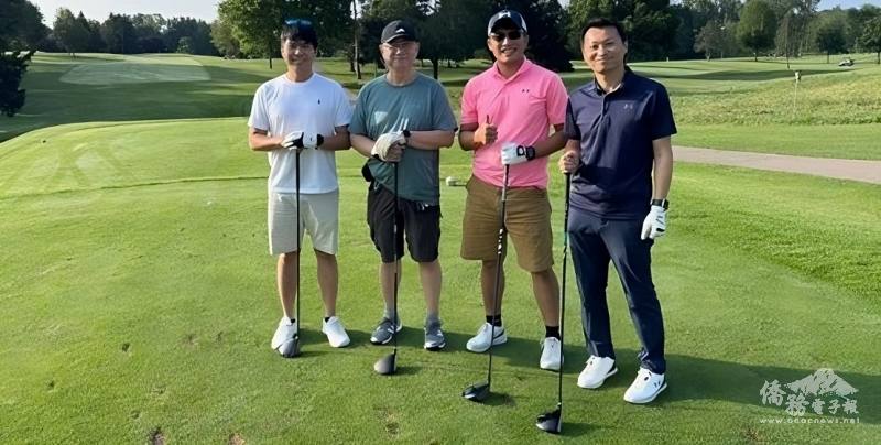 （右至左）福特蕭榮華、聯詠Howard Kuo,、榮譽會長黃志強、友達唐振育合影