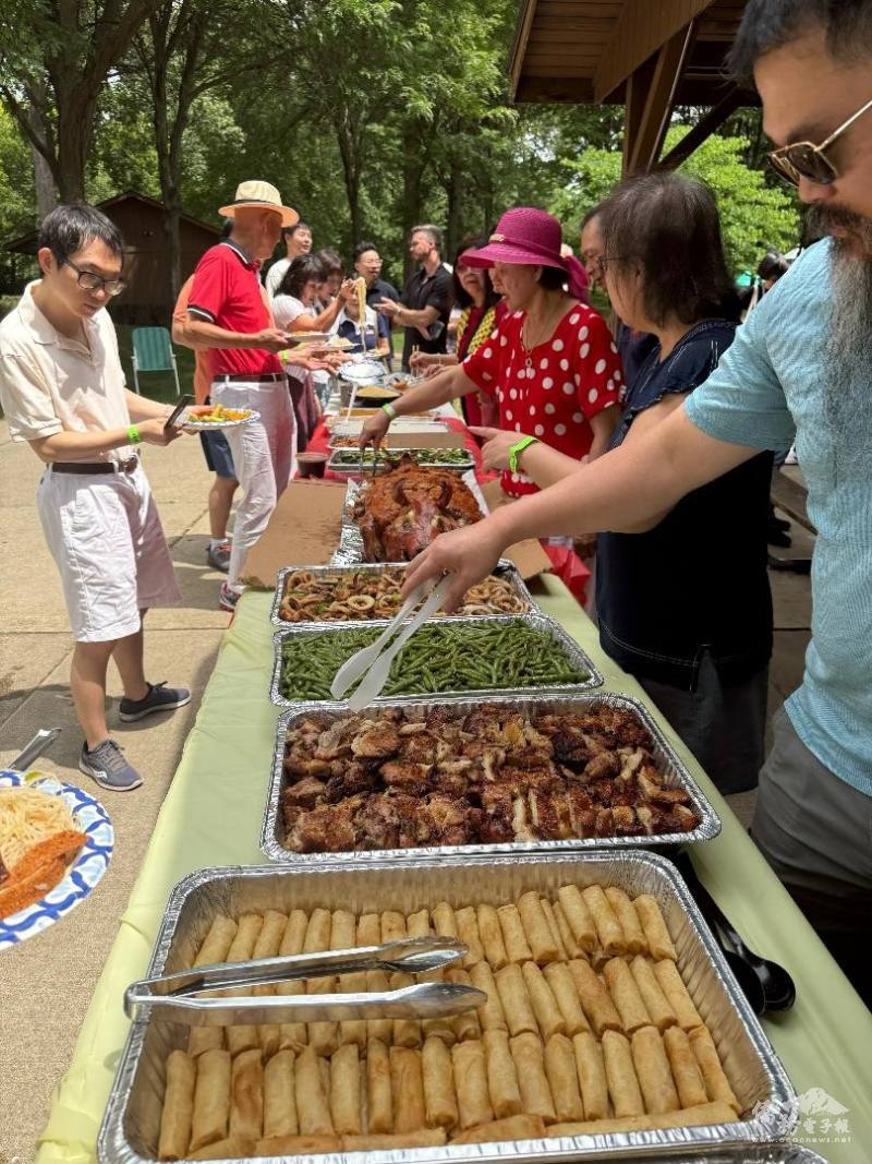 香脆可口烤乳豬香氣撲鼻，臺式風味的炒米粉、檸檬愛玉、吸引很多人慕名而來