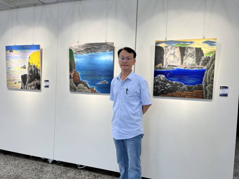 藝術家林世斌與作品〈海之濱〉合影