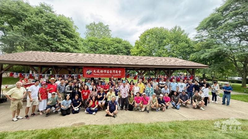 野餐吸引近來自工商、僑學、文化界的朋友參與，成為今年臺灣社區最受矚目的戶外工商聯誼