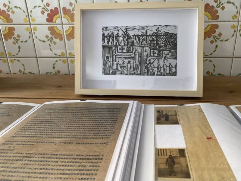 金門、馬祖文史工作者組成「霧中之書」團隊，8月將在金、馬及台灣各策劃1場「金馬白色歷史檔案創作工作坊」，邀請民眾描繪家鄉戒嚴時期故事。圖為金門地方創作者作品。（霧中之書團隊提供）