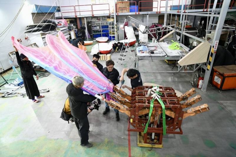 籌備近2年，由客家委員會與紙風車劇團聯合推出的客家親子劇「燈怪」挑戰大型機械裝置再進化。圖為燈燈國王製作組裝過程。（紙風車劇團提供）