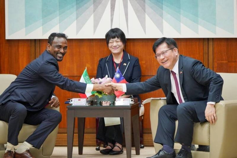 外交部長林佳龍（右）23日接見索馬利蘭共和國外交暨國際合作部長巴卡曼（Abdirahman Dahir Adam，左）所率訪團，並就台索雙邊合作深入交換意見。（外交部提供）