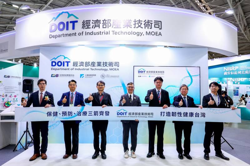 BIO Asia–Taiwan 2025經濟部技術司專館開幕儀式，經濟部產業技術司戴建丞簡任技正（中）偕同鑫品生醫歐明昌總經理、愛之味股份有限公司周俊良總監、工研院莊曜宇副總、食品所廖啓成所長、生技中心李財坤執行長及經濟部產業技術司陳俊瑋科長，共同於舞台合影，展現產官研攜手推動大健康產業、深耕精準醫療的決心。