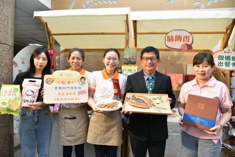 農村水保署蘇茂祥代理署長與田媽媽業者合照