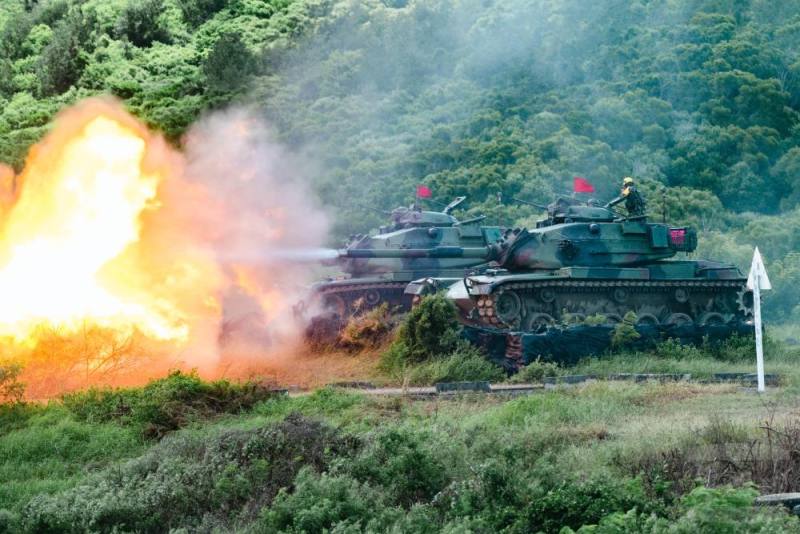 陸軍裝甲586旅進行日間防禦實彈測考