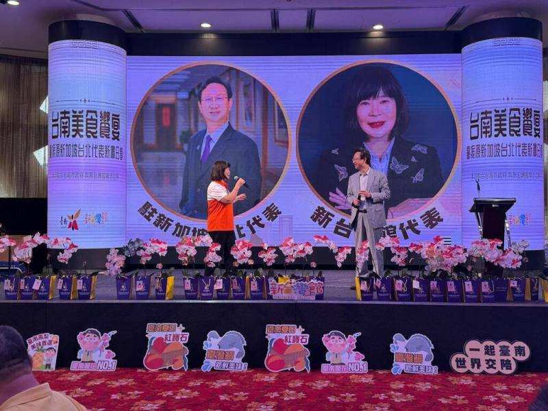 台南市政府與新加坡新台灣館在新加坡舉辦台南夏季果品、農漁產品推廣活動，駐新加坡代表童振源（台上右）、新台灣館董事方震群（台上左）等人出席。（新加坡新台灣館提供）