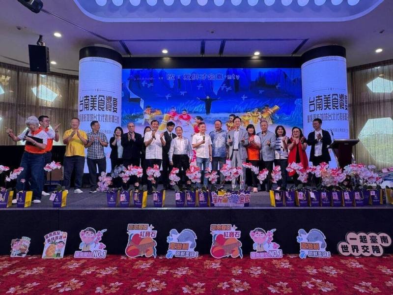 台南市政府與新加坡新台灣館在新加坡舉辦台南夏季果品、農漁產品推廣活動，展示芒果、八田米等物產魅力。（新加坡新台灣館提供）