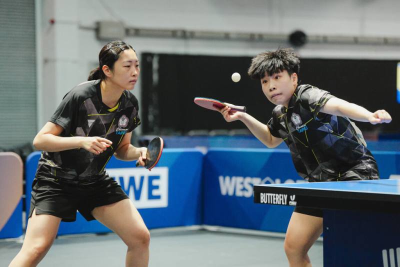 台灣桌球女雙簡彤娟（左）、蔡昀恩（右）23日在德國萊茵魯爾世大運的雙打4強，以2比4不敵中國組合，雖無緣前進金牌戰，不過也為台灣進帳銅牌。（大專體總提供）