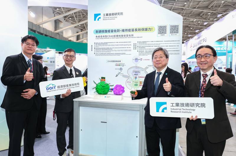 工研院開發「免疫長效型CD40配體核酸疫苗佐劑」以六倍體 CD40 配體啟動雙重免疫活化機制，顯著提升疫苗保護效果與持久性，減少追加接種次數，是開發次世代疫苗的關鍵技術。左起鑫品生醫總經理歐明昌、經濟部產業技術司簡任技正戴建丞、工研院副總暨生醫所所長莊曜宇、工研院生醫所技術長周民元。