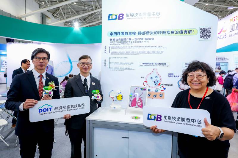 生技中心開發『新型抗發炎藥物 FPR1 拮抗劑』，能調節嗜中性白血球活性、降低肺部發炎反應，未來可望發展為吸入式劑型，為呼吸疾病治療提供全新選擇。左起生技中心李財坤執行長、經濟部產業技術司戴建丞簡任技正、生技中心李應宣所長。