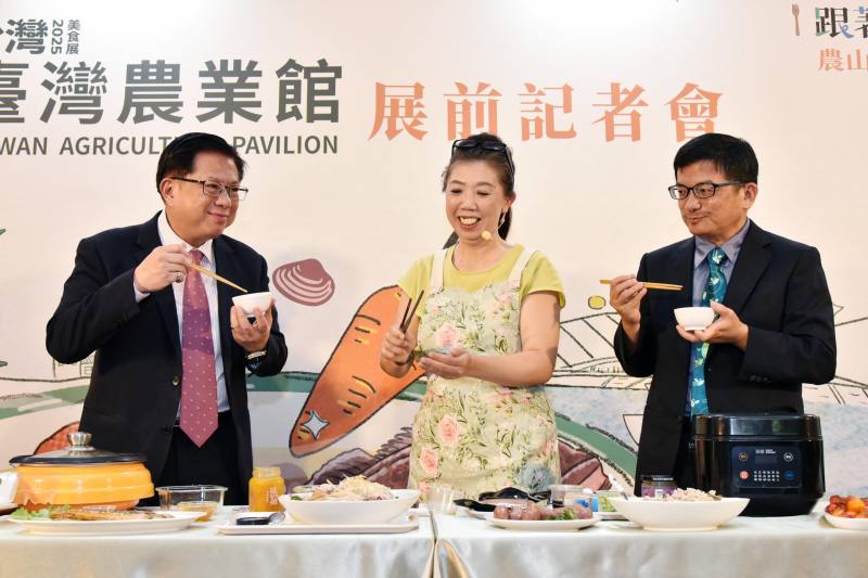 料理達人阿芳法師與農業部長官互動演示廚藝
