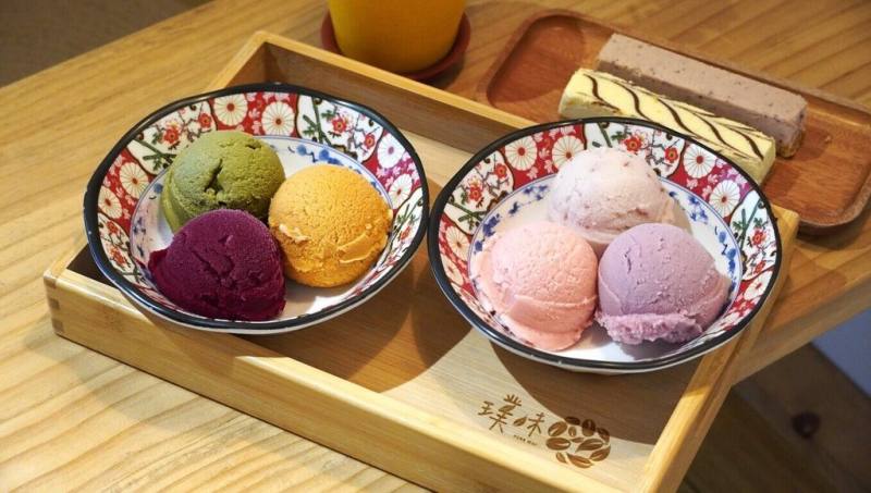 高雄市觀光局推出年度「大港閱冰」冰品嘉年華活動，網羅逾35家在地人氣冰品名店及特色餐車，將打造南台灣最大冰品市集。（高雄市觀光局提供）